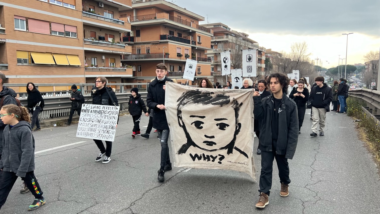 La crociata dei bambini, un corteo silenzioso per le strade di Ostia